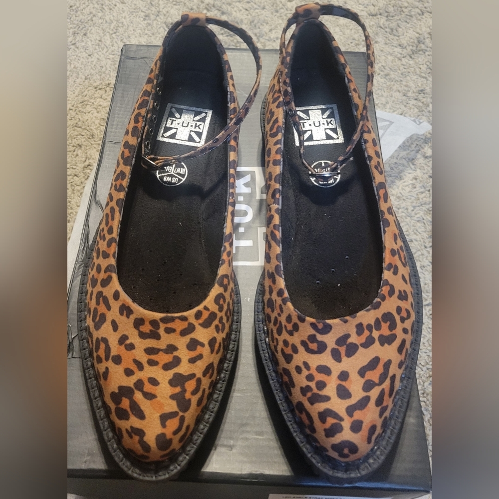 T.U.K Women's Brown Leopard Flats